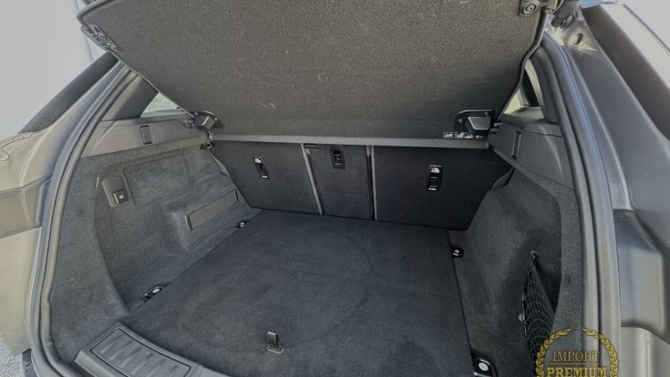 Land Rover Range Rover P300e R-Dynamic SE