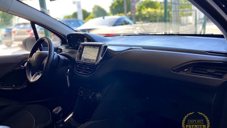 Peugeot 208 1.6 HDi 100cv